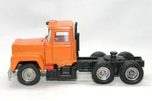 MACK R SERIES SEMI-TRAILER TRUCK 2